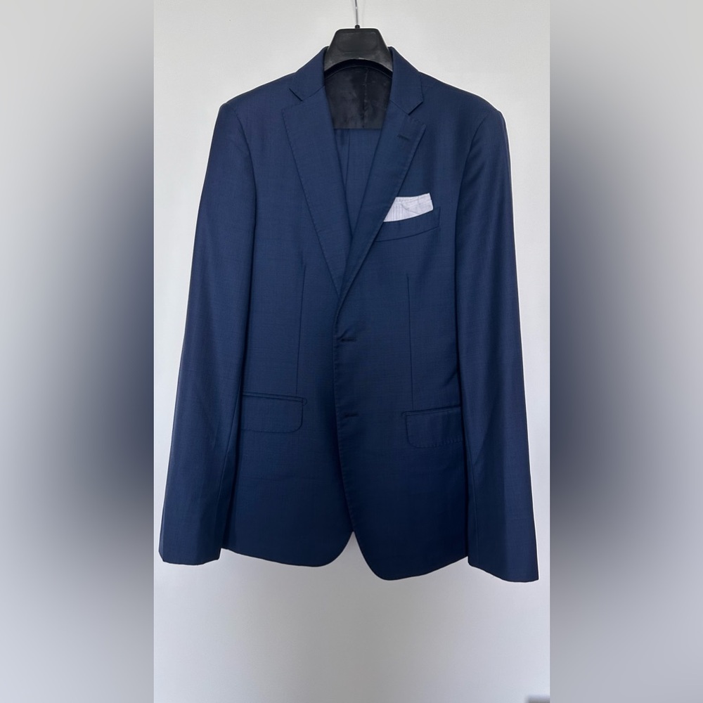 Suit in navy wool